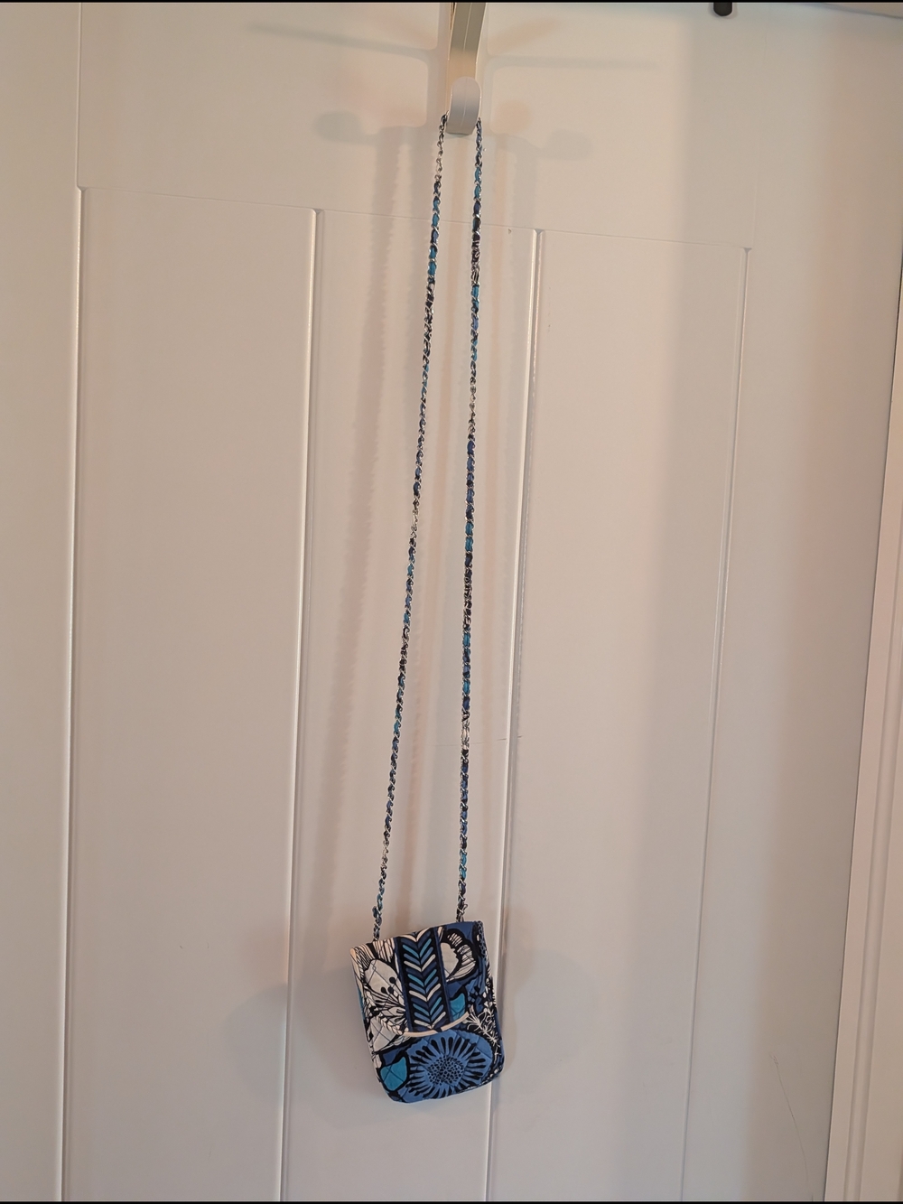 Blue Floral Vera Bradley Crossbody Phone Pouch - Quilted Fabric w/ Chain Strap. - Picture 2 of 11